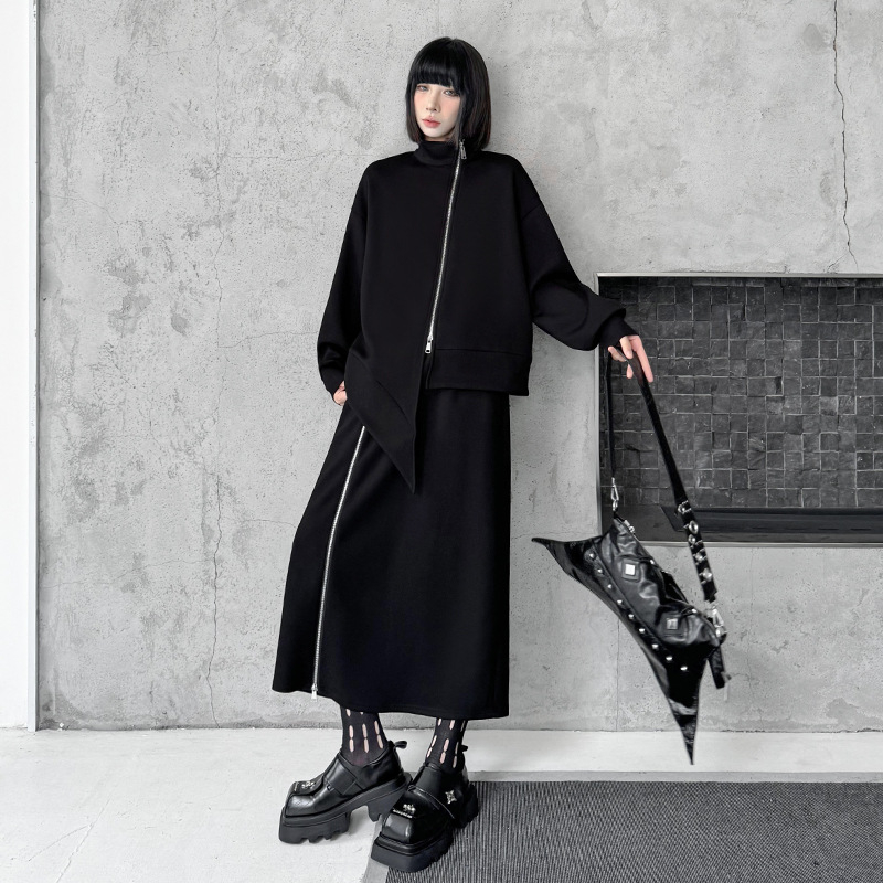 Komplekts ar nepareizo piegriezumu garajā topā ar garām piedurknēm un jostas vietas rāvējslēdzēja svārki — kokvilna/elastāns, gaisa slāņa audums, kolāžas šūšanas detaļas, pilsētas stils, sieviete, rudens 2024