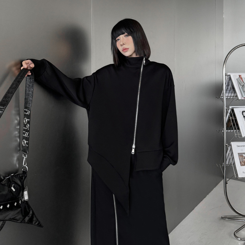 Komplekts ar nepareizo piegriezumu garajā topā ar garām piedurknēm un jostas vietas rāvējslēdzēja svārki — kokvilna/elastāns, gaisa slāņa audums, kolāžas šūšanas detaļas, pilsētas stils, sieviete, rudens 2024