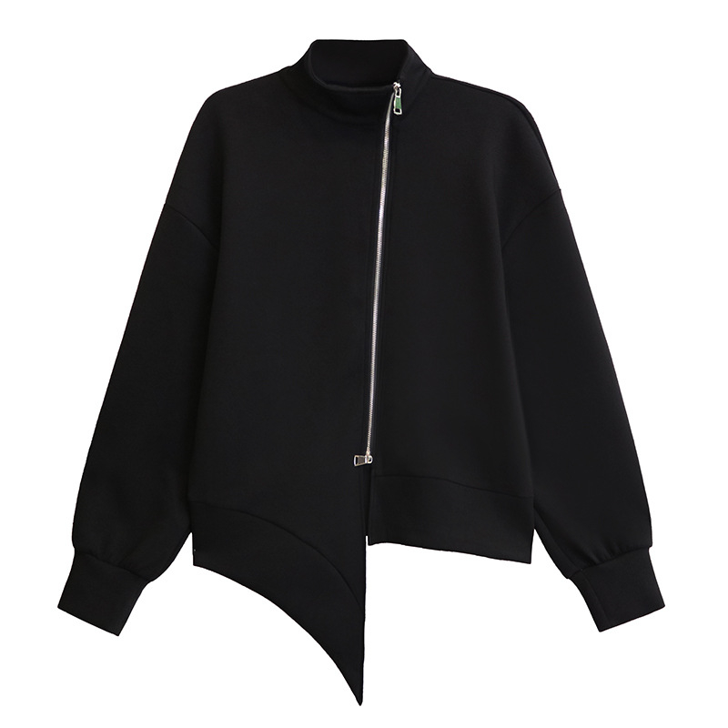 Komplekts ar nepareizo piegriezumu garajā topā ar garām piedurknēm un jostas vietas rāvējslēdzēja svārki — kokvilna/elastāns, gaisa slāņa audums, kolāžas šūšanas detaļas, pilsētas stils, sieviete, rudens 2024