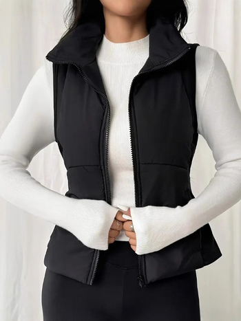 Ženski bezruk vest s uspravnim ovratnikom, prednji zatvarač, uži u struku, normalne duljine