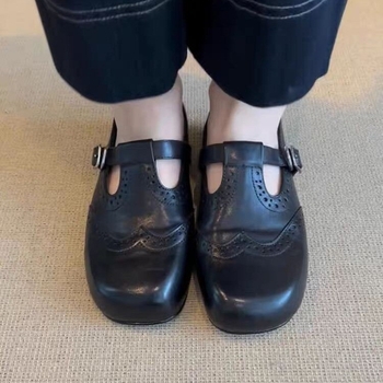 Pantofi Mary Jane din piele de oaie, vârf rotund, exterior catifelat, talpă din cauciuc, închidere cu șiret