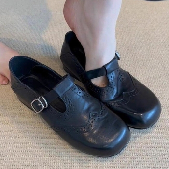 Pantofi Mary Jane din piele de oaie, vârf rotund, exterior catifelat, talpă din cauciuc, închidere cu șiret