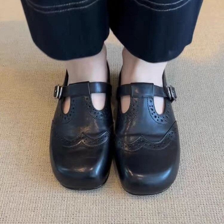 Pantofi Mary Jane din piele de oaie, vârf rotund, exterior catifelat, talpă din cauciuc, închidere cu șiret