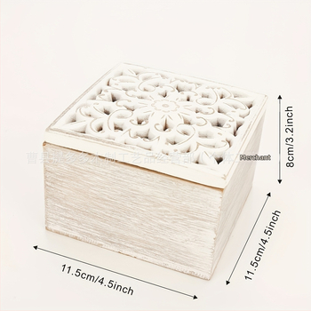 Dekoratyvinė medinė stalų laikymo dėžutė su raižiniais, skirta stalų organizavimui