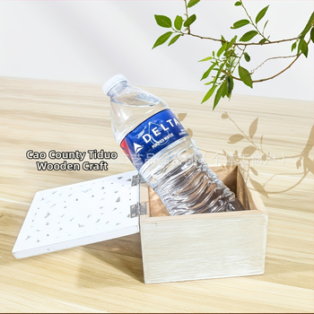 Dekoratyvinė medinė stalų laikymo dėžutė su raižiniais, skirta stalų organizavimui