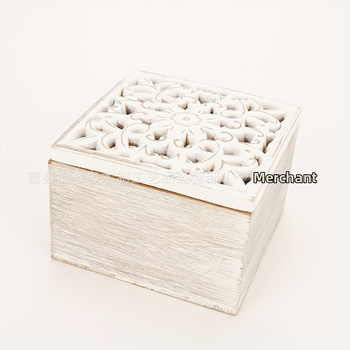 Dekoratyvinė medinė stalų laikymo dėžutė su raižiniais, skirta stalų organizavimui