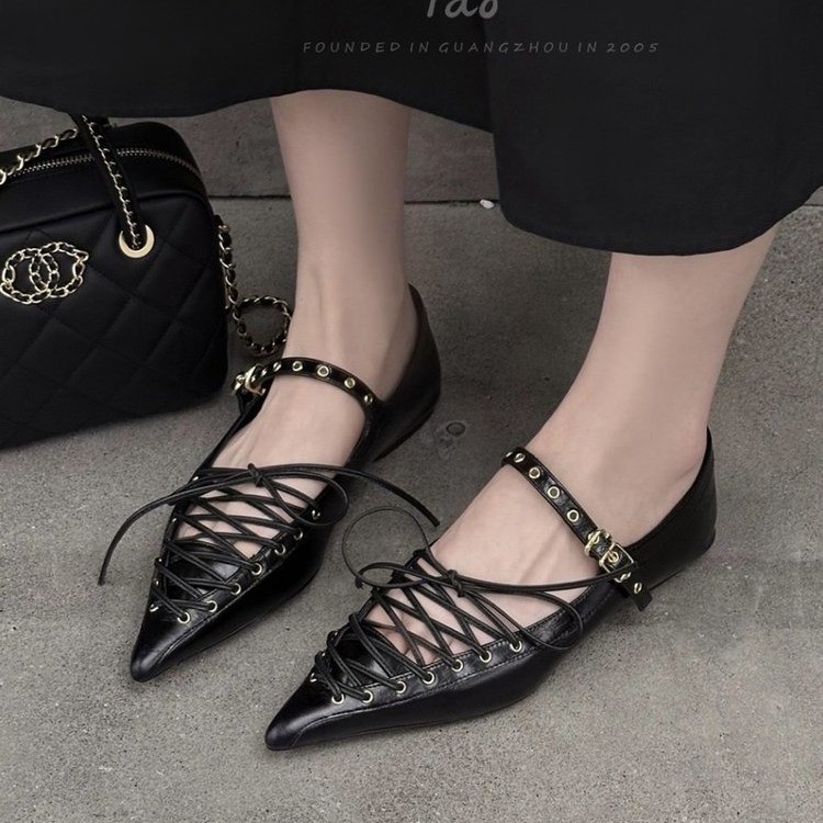 Sieviešu plakanas kurpes ar asas purnu, zems papēdis 1–3 cm, PU augšdaļa, sprādzes aizdare, PU iekšējā zole