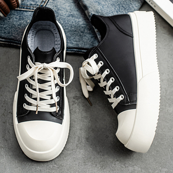 Ανδρικά sneakers με στρογγυλή μύτη, επάνω από συνθετικό PU, χαμηλό ύψος, με κορδόνια, εσωτερικό από διχτυωτό ύφασμα