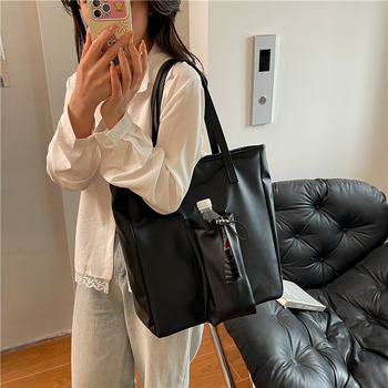 Sieviešu Tote somu — lielas ietilpības, kaussforma, PU materiāls, magnētiska aizdare, oderējums no sintētiskās ādas, klēpjdatora un kameras kabata, dubultās plecu siksnas, Pavasaris 2025