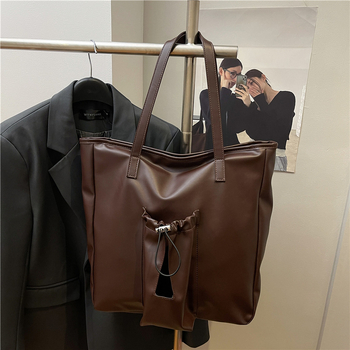 Sieviešu Tote somu — lielas ietilpības, kaussforma, PU materiāls, magnētiska aizdare, oderējums no sintētiskās ādas, klēpjdatora un kameras kabata, dubultās plecu siksnas, Pavasaris 2025