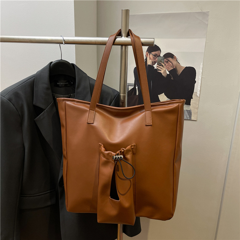 Sieviešu Tote somu — lielas ietilpības, kaussforma, PU materiāls, magnētiska aizdare, oderējums no sintētiskās ādas, klēpjdatora un kameras kabata, dubultās plecu siksnas, Pavasaris 2025