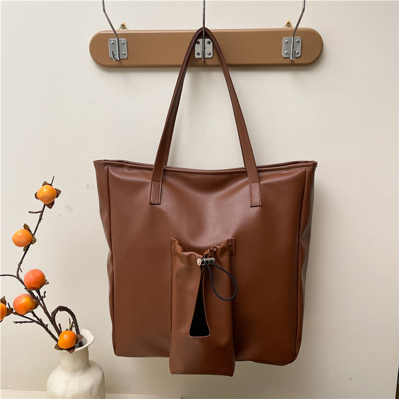 Sieviešu Tote somu — lielas ietilpības, kaussforma, PU materiāls, magnētiska aizdare, oderējums no sintētiskās ādas, klēpjdatora un kameras kabata, dubultās plecu siksnas, Pavasaris 2025