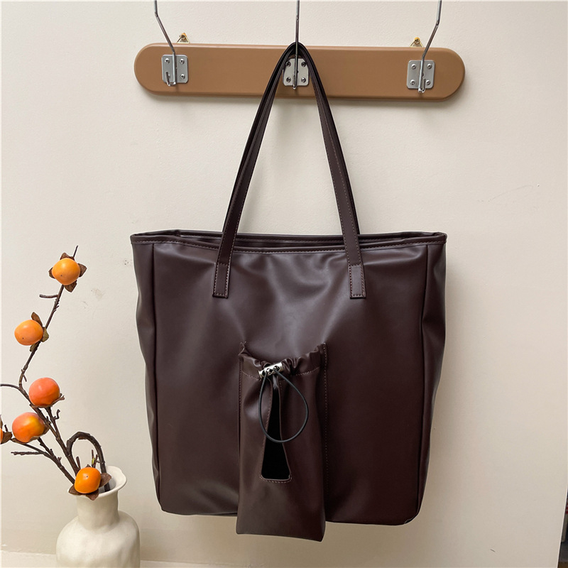 Sieviešu Tote somu — lielas ietilpības, kaussforma, PU materiāls, magnētiska aizdare, oderējums no sintētiskās ādas, klēpjdatora un kameras kabata, dubultās plecu siksnas, Pavasaris 2025