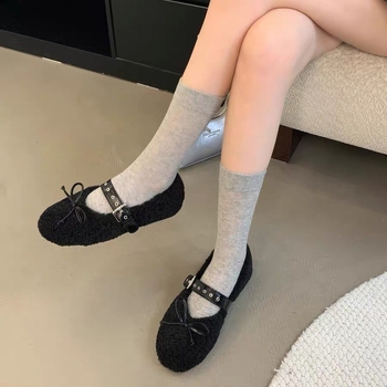 Női pamutcipő kerek orrú, alacsony felső rész, lapos gumitalp, oldalsó cipzár és masni pánt