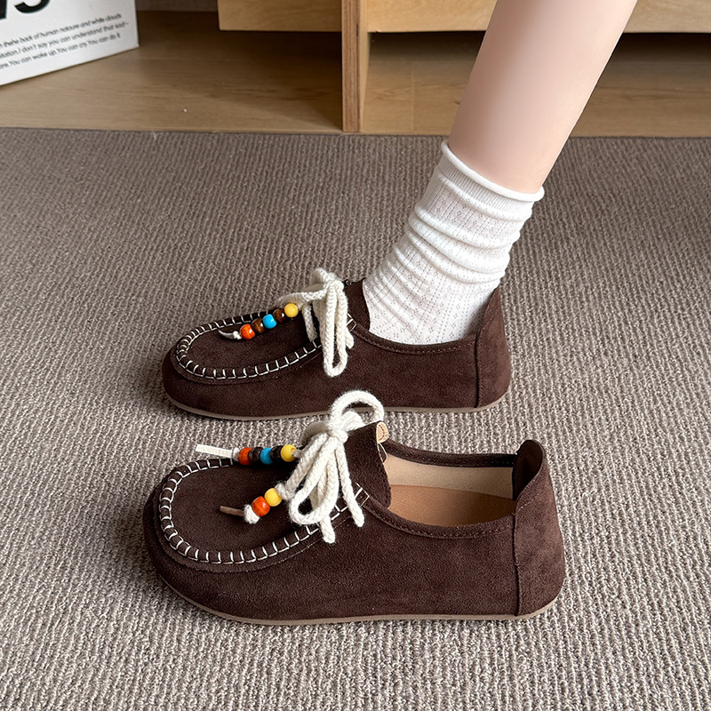 Sieviešu kurpes ar šņorēm stilā brogue, apaļa purngale, nubuk/velūra augšdaļa, 3–6 cm vidēja augstuma papēdis, gumijas zole