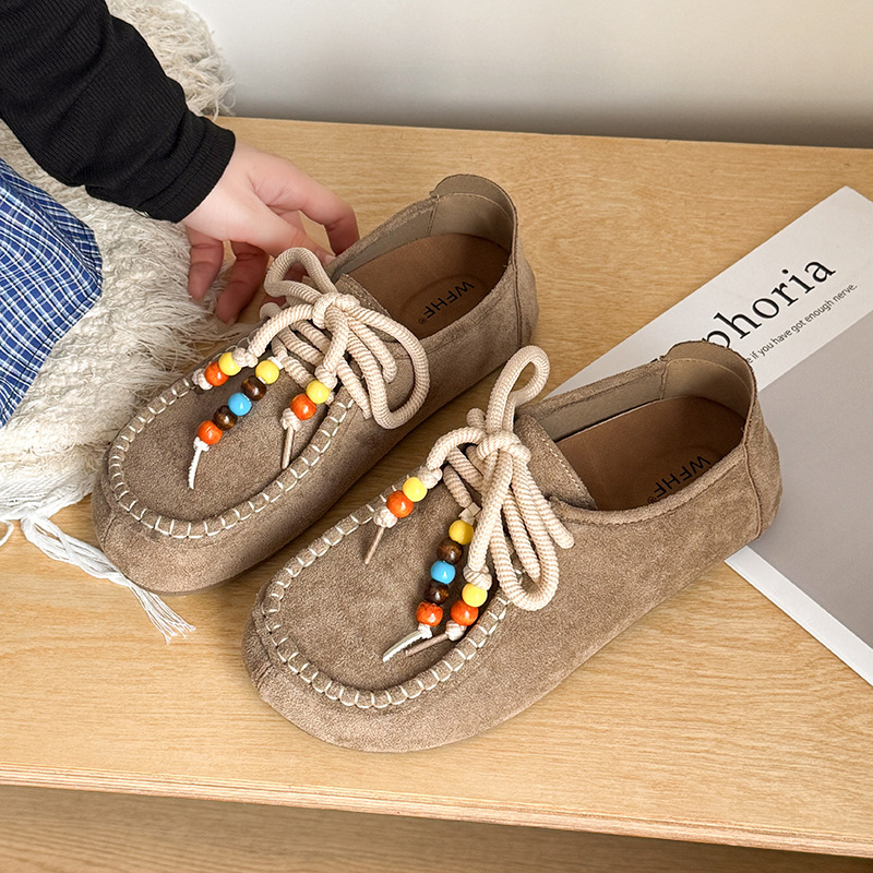 Sieviešu kurpes ar šņorēm stilā brogue, apaļa purngale, nubuk/velūra augšdaļa, 3–6 cm vidēja augstuma papēdis, gumijas zole