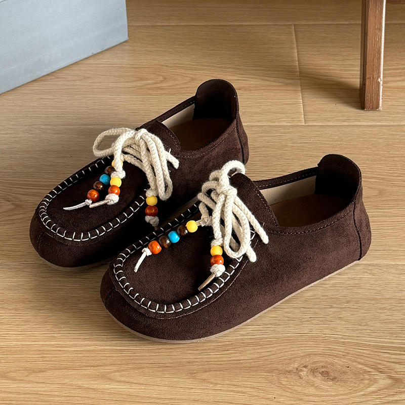 Sieviešu kurpes ar šņorēm stilā brogue, apaļa purngale, nubuk/velūra augšdaļa, 3–6 cm vidēja augstuma papēdis, gumijas zole