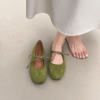 Sieviešu Mary Jane balerīnas ar velūru augšpusi, apaļš purns, zems papēdis 1–3 cm, gumijas zole, mikrošķiedras iekšpuse