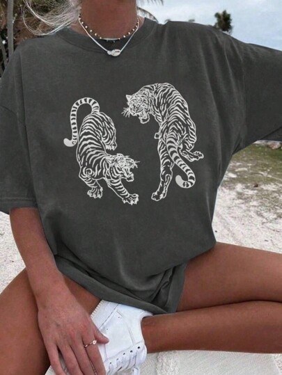 Kokvilnas izdrukāta T-krekls ar apaļu kaklu, īsām piedurknēm, brīvā piegriezuma (Vasarā 2025)