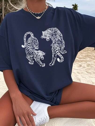 Kokvilnas izdrukāta T-krekls ar apaļu kaklu, īsām piedurknēm, brīvā piegriezuma (Vasarā 2025)