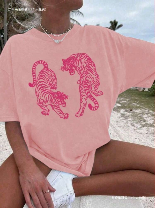 Kokvilnas izdrukāta T-krekls ar apaļu kaklu, īsām piedurknēm, brīvā piegriezuma (Vasarā 2025)