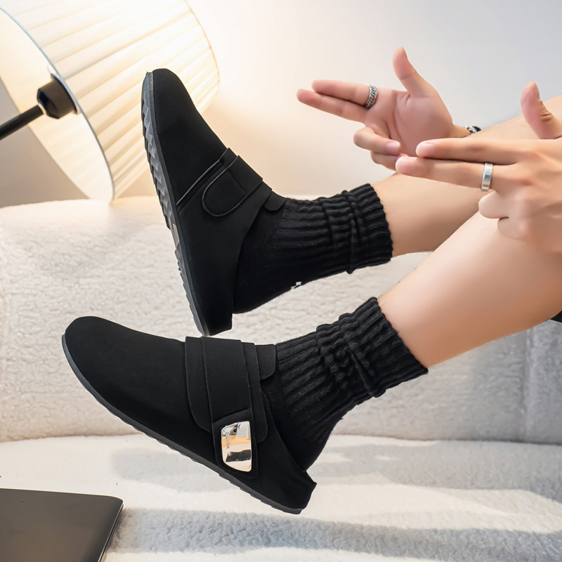 Toe Cap Slip-On cipő — velúr felsőrész, gumi talp, ragasztott konstrukció, hétköznapi stílus