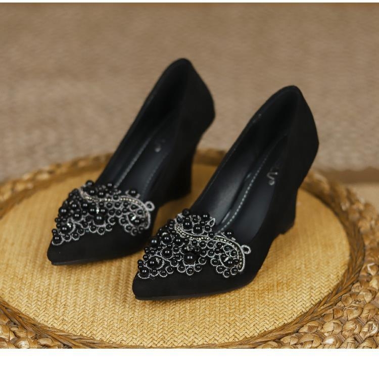 Ženske slip-on ravne cipele, s niskim petom (kitten heel), do 3 cm, gornji dio od dvostruke svinjske kože, ulošak od dvostruke svinjske kože, gumena potplat