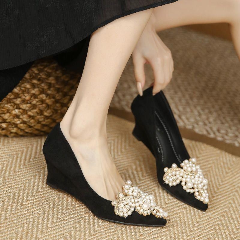 Ženske slip-on ravne cipele, s niskim petom (kitten heel), do 3 cm, gornji dio od dvostruke svinjske kože, ulošak od dvostruke svinjske kože, gumena potplat