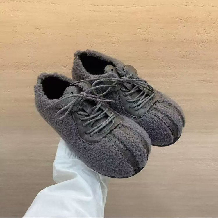 Λοφέρ με ρίγες, επάνω μέρος από δέρμα αγελάδας υψηλής ποιότητας, σόλα από καουτσούκ, ύψος τακουνιού 6–8 εκ.