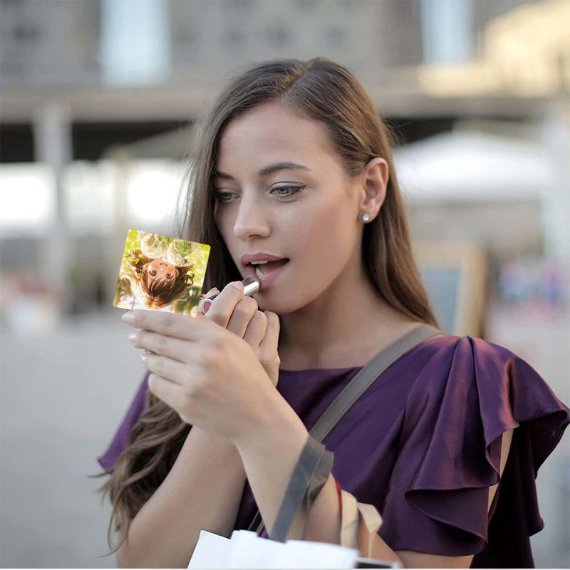 Salokāms kosmētikas spogulis ar anime varoņu dizainu, pārnēsājams un HD atspoguļojums; rāmis PU/PS/PVC, spogļa lēca PC stikls; nav elektrisks, logotipa drukāšana un personalizācija pieejama