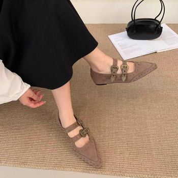 Ženske cipele s oštrim nosom i skrivenim podizanjem visine, PU gornji dio, PU uložak, Slip-On, nizak mačji pet (PU gornji; PU uložak; Slip-On; niski pet; srednje otvaranje)