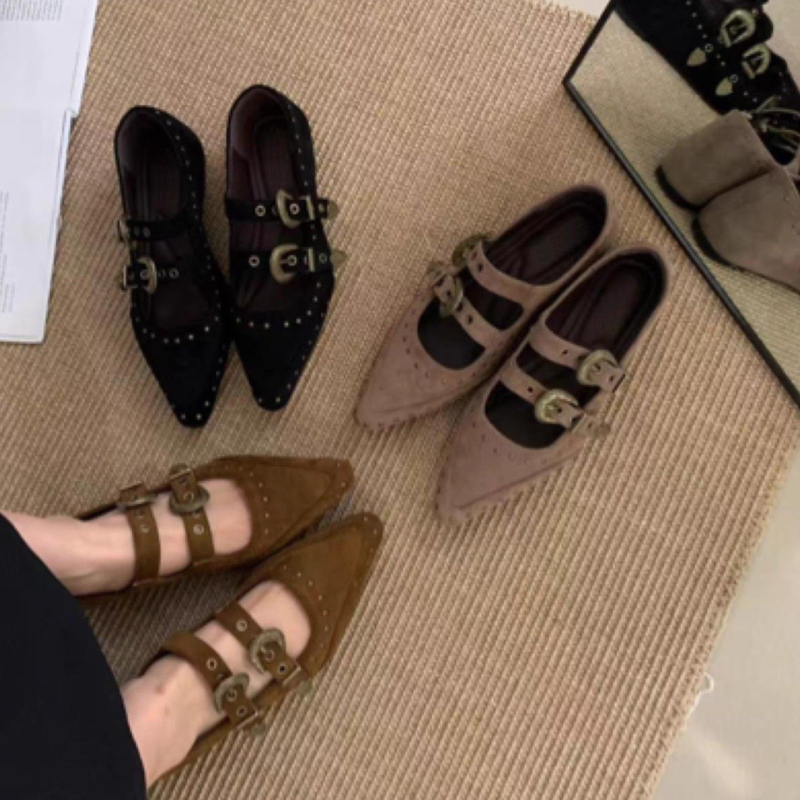 Ženske cipele s oštrim nosom i skrivenim podizanjem visine, PU gornji dio, PU uložak, Slip-On, nizak mačji pet (PU gornji; PU uložak; Slip-On; niski pet; srednje otvaranje)