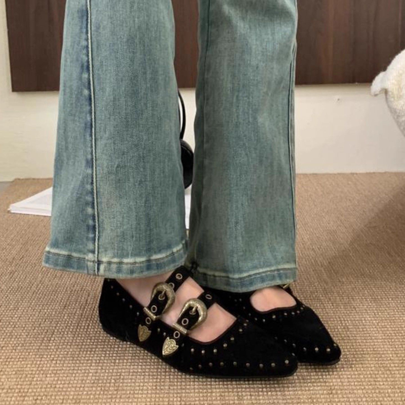 Ženske cipele s oštrim nosom i skrivenim podizanjem visine, PU gornji dio, PU uložak, Slip-On, nizak mačji pet (PU gornji; PU uložak; Slip-On; niski pet; srednje otvaranje)