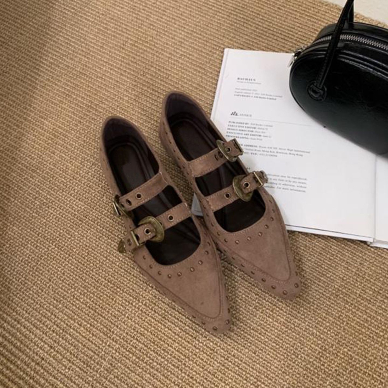 Ženske cipele s oštrim nosom i skrivenim podizanjem visine, PU gornji dio, PU uložak, Slip-On, nizak mačji pet (PU gornji; PU uložak; Slip-On; niski pet; srednje otvaranje)