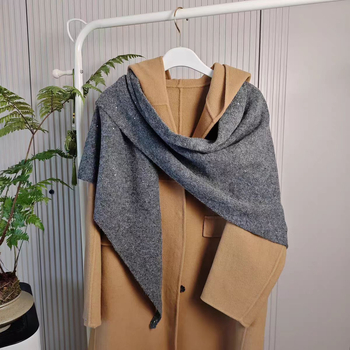 Trikampis šalikas iš vilnos mišinio, warp mezgimas, vienodas raštas, žiemos sezonas