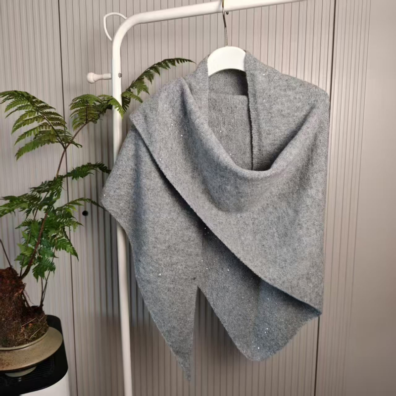 Trikampis šalikas iš vilnos mišinio, warp mezgimas, vienodas raštas, žiemos sezonas