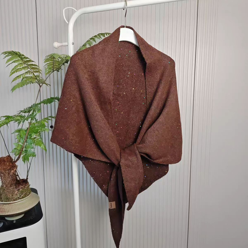 Trikampis šalikas iš vilnos mišinio, warp mezgimas, vienodas raštas, žiemos sezonas