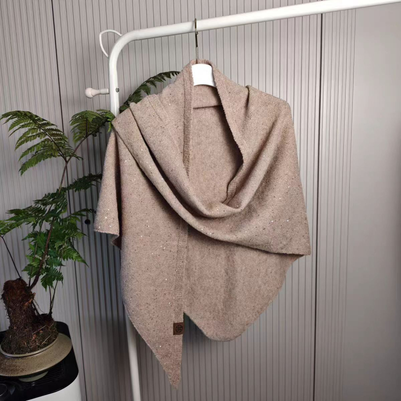 Trikampis šalikas iš vilnos mišinio, warp mezgimas, vienodas raštas, žiemos sezonas