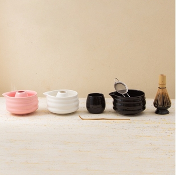 Keramički set za matcha čaj s tiskom logotipa Pottery, pakiran u papirnatu kutiju