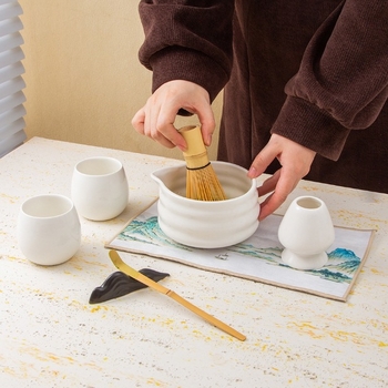 Keramički set za matcha čaj s tiskom logotipa Pottery, pakiran u papirnatu kutiju
