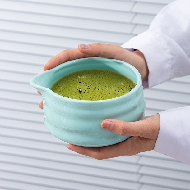 Keramički set za matcha čaj s tiskom logotipa Pottery, pakiran u papirnatu kutiju