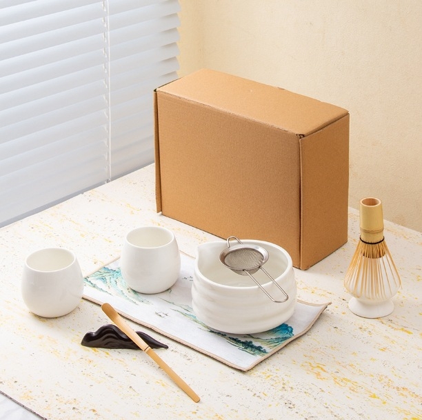 Keramički set za matcha čaj s tiskom logotipa Pottery, pakiran u papirnatu kutiju