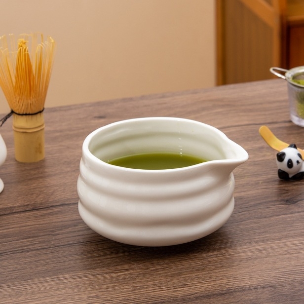 Keramički set za matcha čaj s tiskom logotipa Pottery, pakiran u papirnatu kutiju