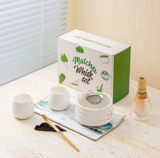 Keramički set za matcha čaj s tiskom logotipa Pottery, pakiran u papirnatu kutiju
