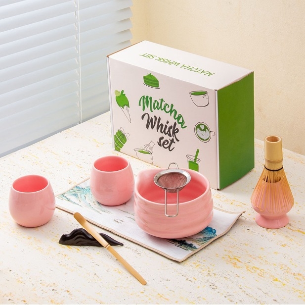 Keramički set za matcha čaj s tiskom logotipa Pottery, pakiran u papirnatu kutiju