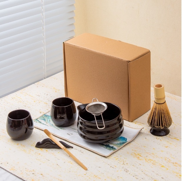 Keramički set za matcha čaj s tiskom logotipa Pottery, pakiran u papirnatu kutiju