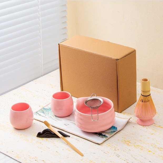 Keramički set za matcha čaj s tiskom logotipa Pottery, pakiran u papirnatu kutiju