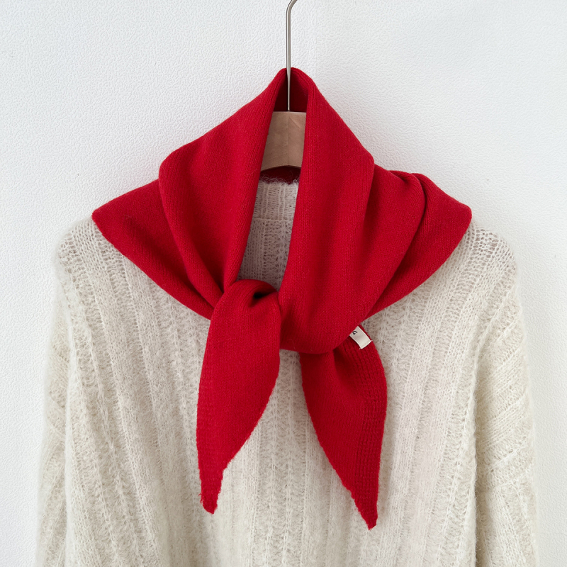 Moterų vilnos mišinio mezgimo trikampė skara, minimalistinis stilius, warp-knit mezgimas, žiemos sezonas