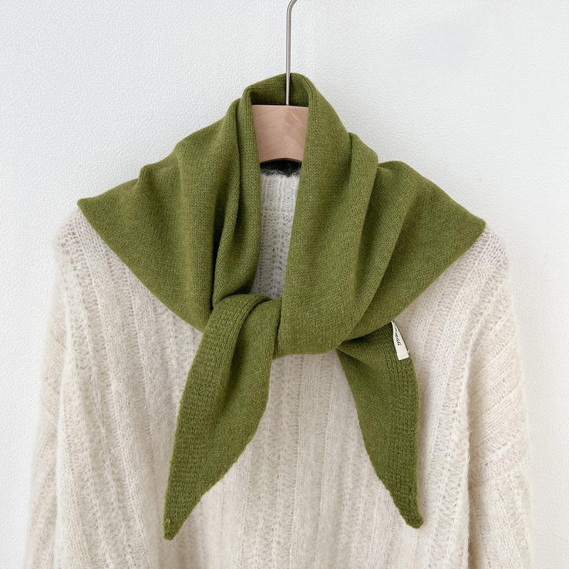 Dámsky trojuholníkový pletený šál z vlneného zmesi, minimalistický štýl, warp-knit pletenie, zimná sezóna