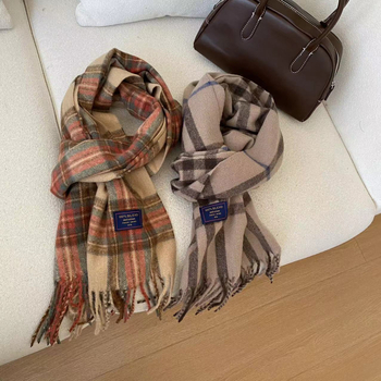 Sál kockás mintázattal, imitációs kasmír hatású, warp szövésű, poliészter anyag, téli szezon 2024